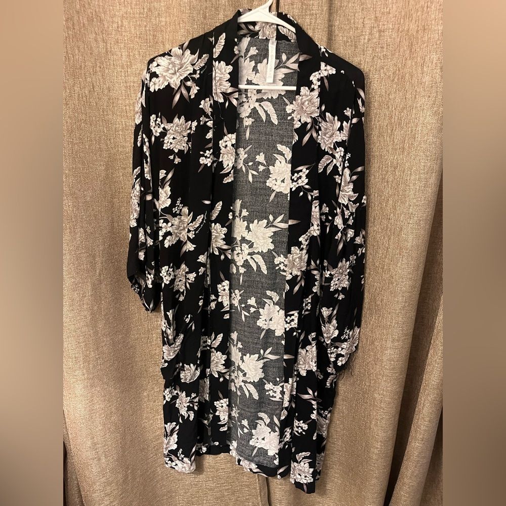 Spiritual Gangster Black and White Floral Kimono